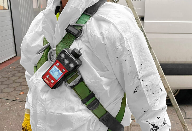 Inspector usando OLLI para la detección de gases en espacios confinados
